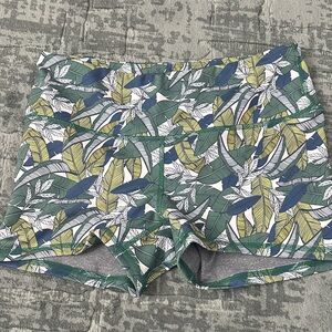 2Pood Green Leaf Print Women's Shorts